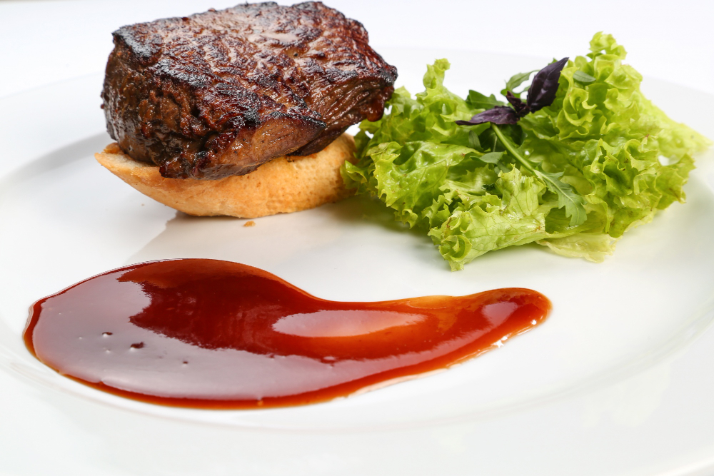 Carne con sala de reducción de vino