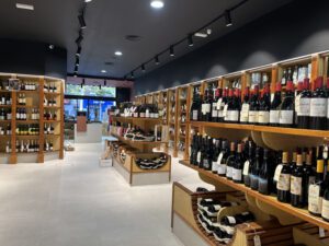 Interior tienda Bodegas El Pilar