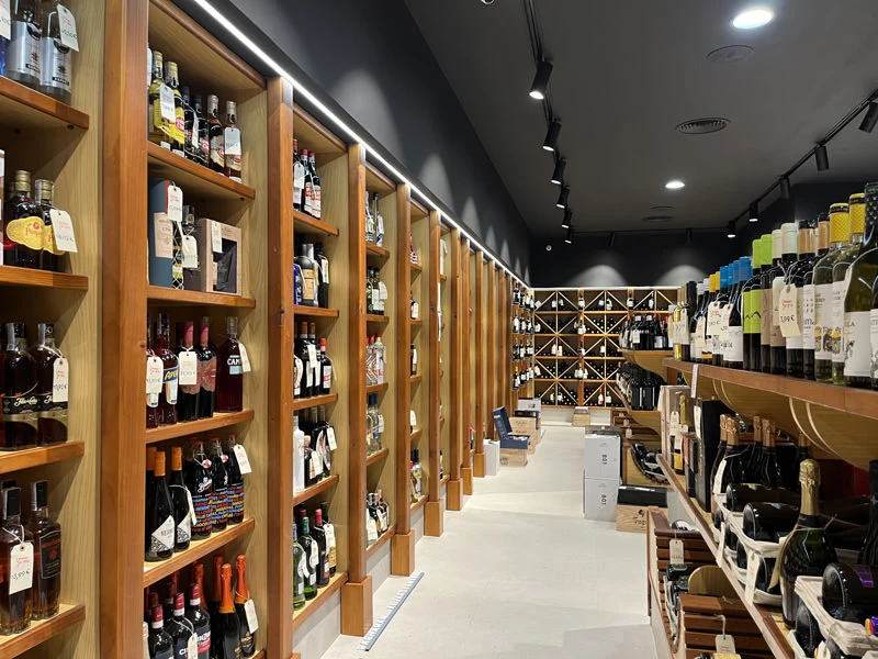 Interior tienda Bodegas El Pilar