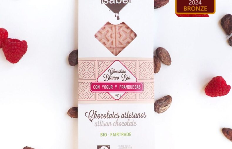 Chocolate blanco BIO con yogur y frambuesas. Premiado con el bronce en los International Chocolate Awards 2024