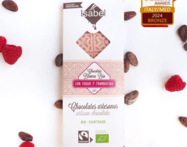 Chocolate blanco BIO con yogur y frambuesas. Premiado con el bronce en los International Chocolate Awards 2024