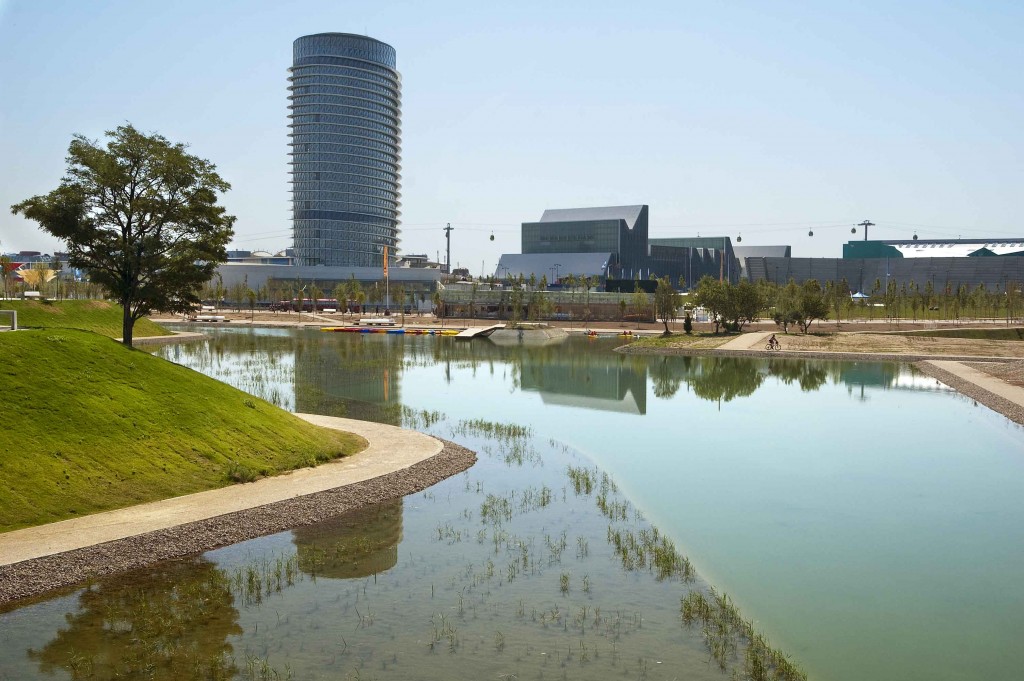 Zaragoza. Laguna del parque del agua "Luis Buñuel", al fondo la torre del agua y el palacio de congresos