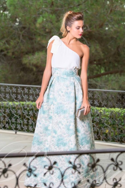 Boutique en Zaragoza. Modelo con un vestido de fiesta con un hombro descubierto.