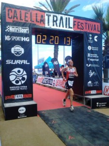 Fran Osanz entrando en meta. Al darse varias salidas, el tiempo del marcador no coincide con el obtenido por el duatleta.