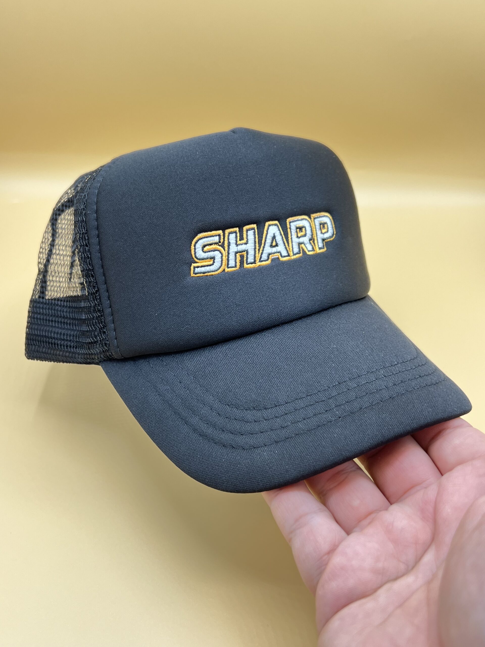 Gorra negra rejilla Sharp